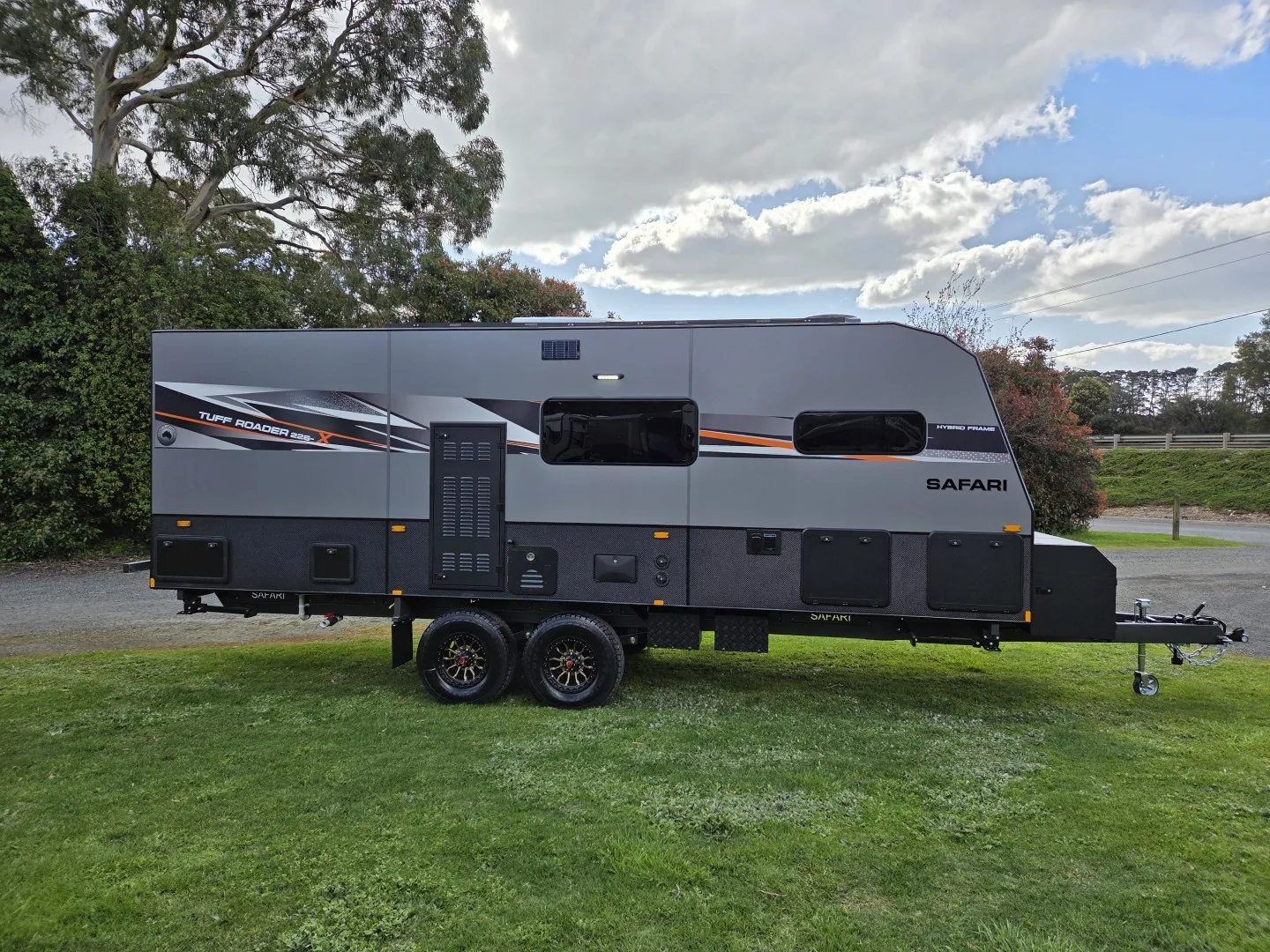 Safari Tuff Roader-X 226 King Bed side profile on grass