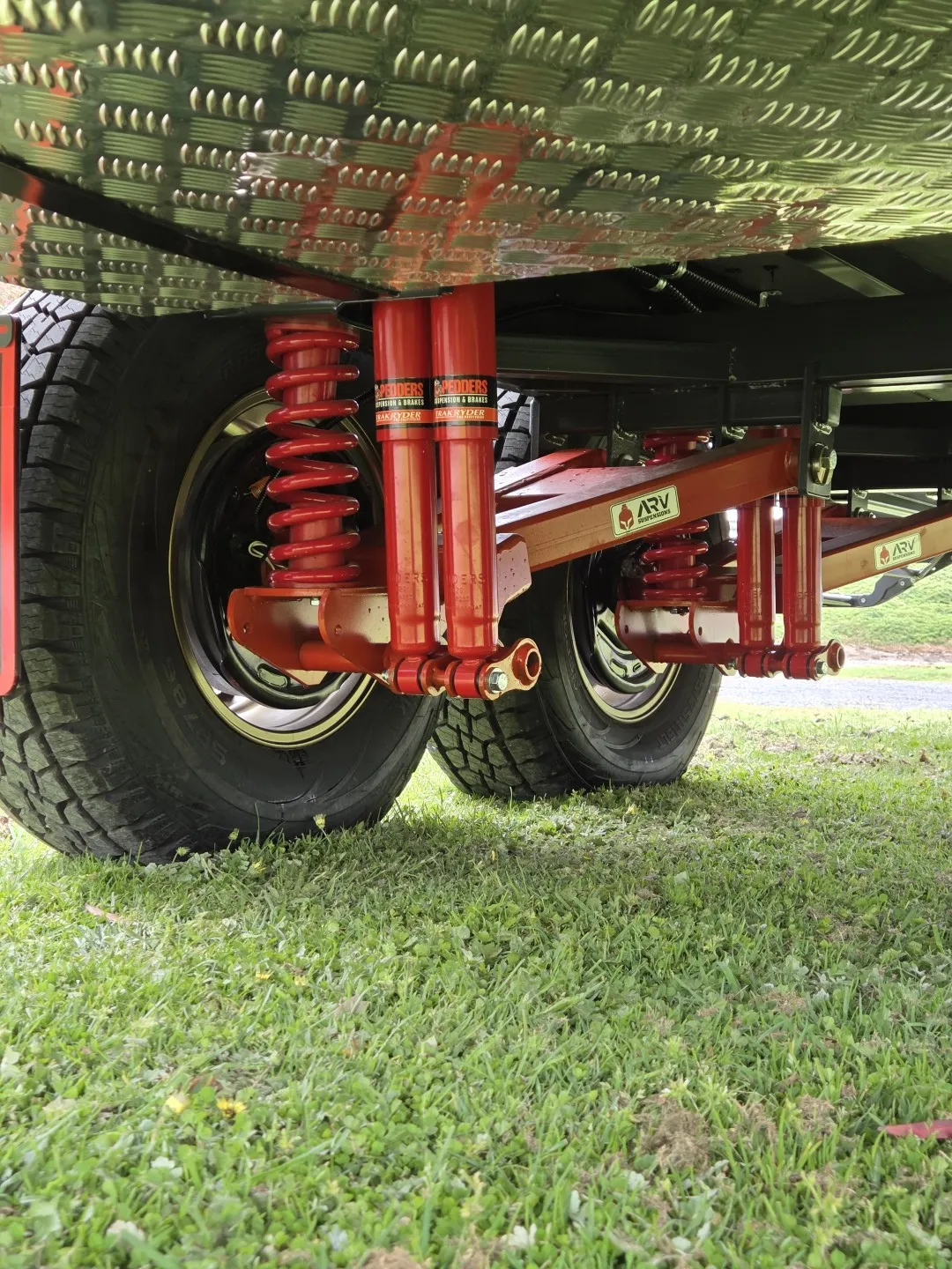 Safari Tuff Roader-X 228 independent suspension with red coil springs and shocks