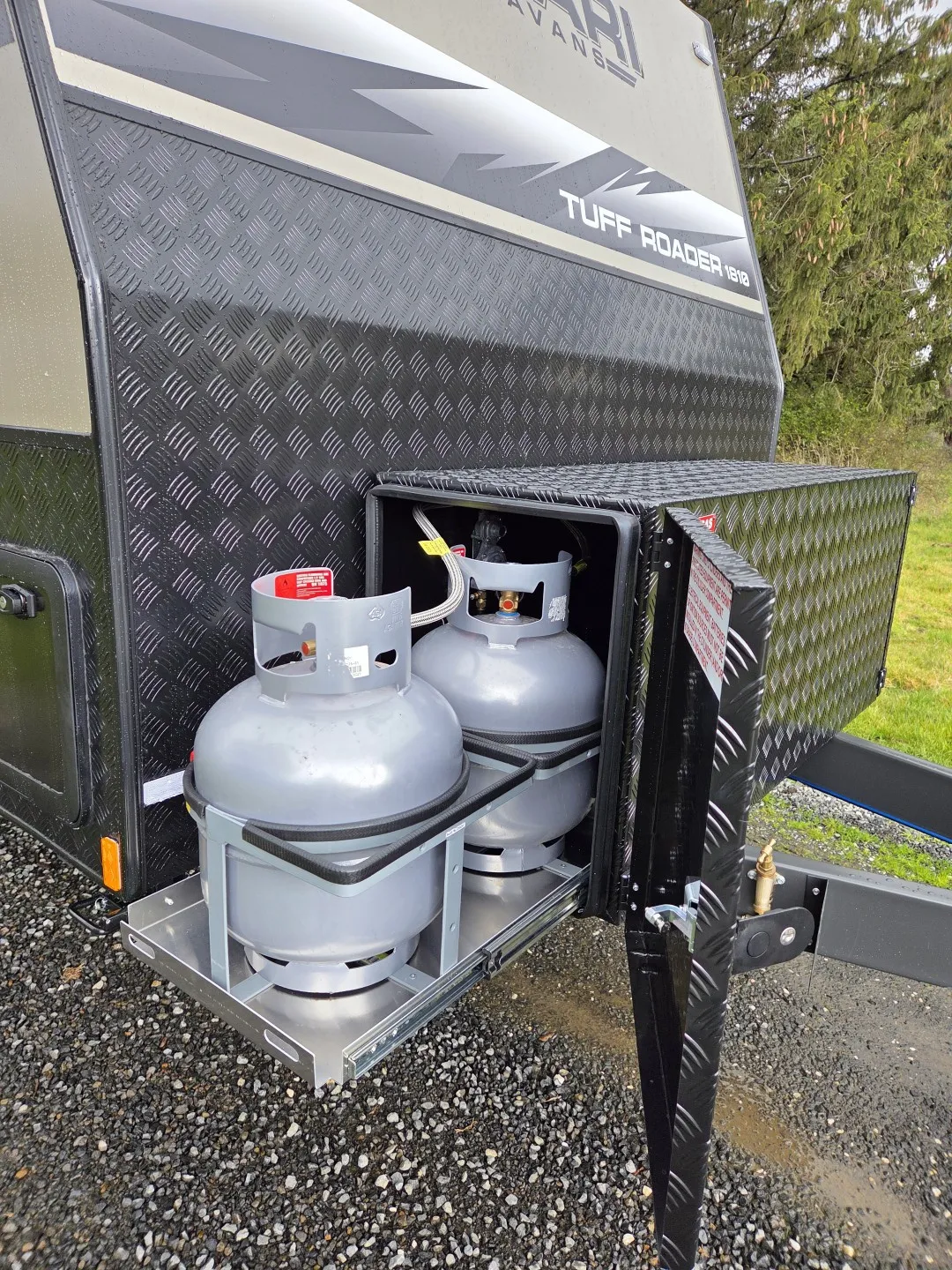 Safari Tuff Roader 1810 front checkerplate box holding two gas bottles