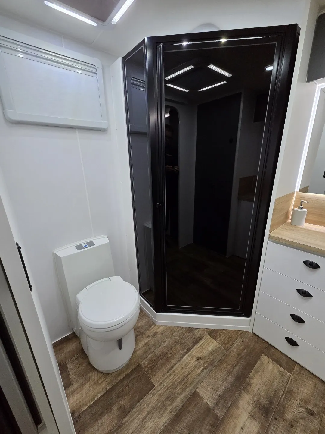 Safari X-Trak 216 KE ensuite with separate shower cubicle and toilet