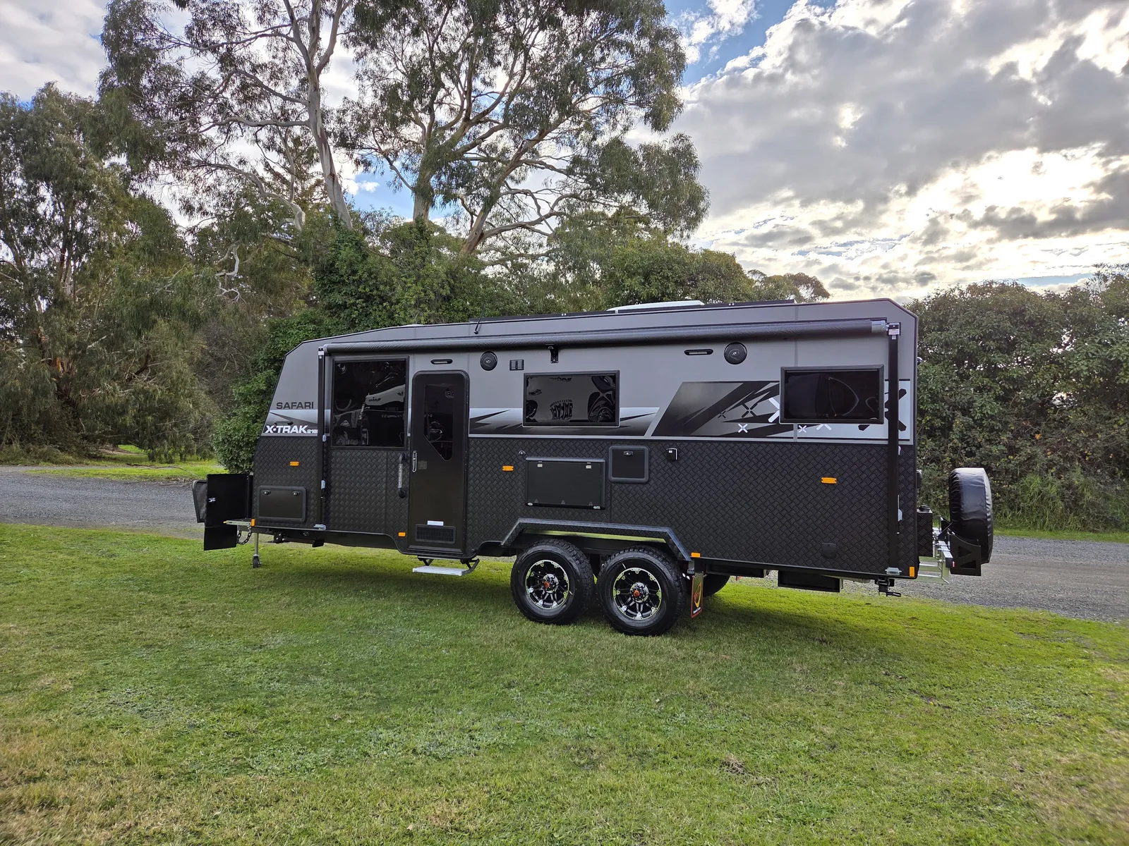 Safari X-Trak 216 KE caravan side profile with tandem off-road axles